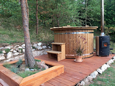 Heerlijk ontspannen in een hottub houtgestookt